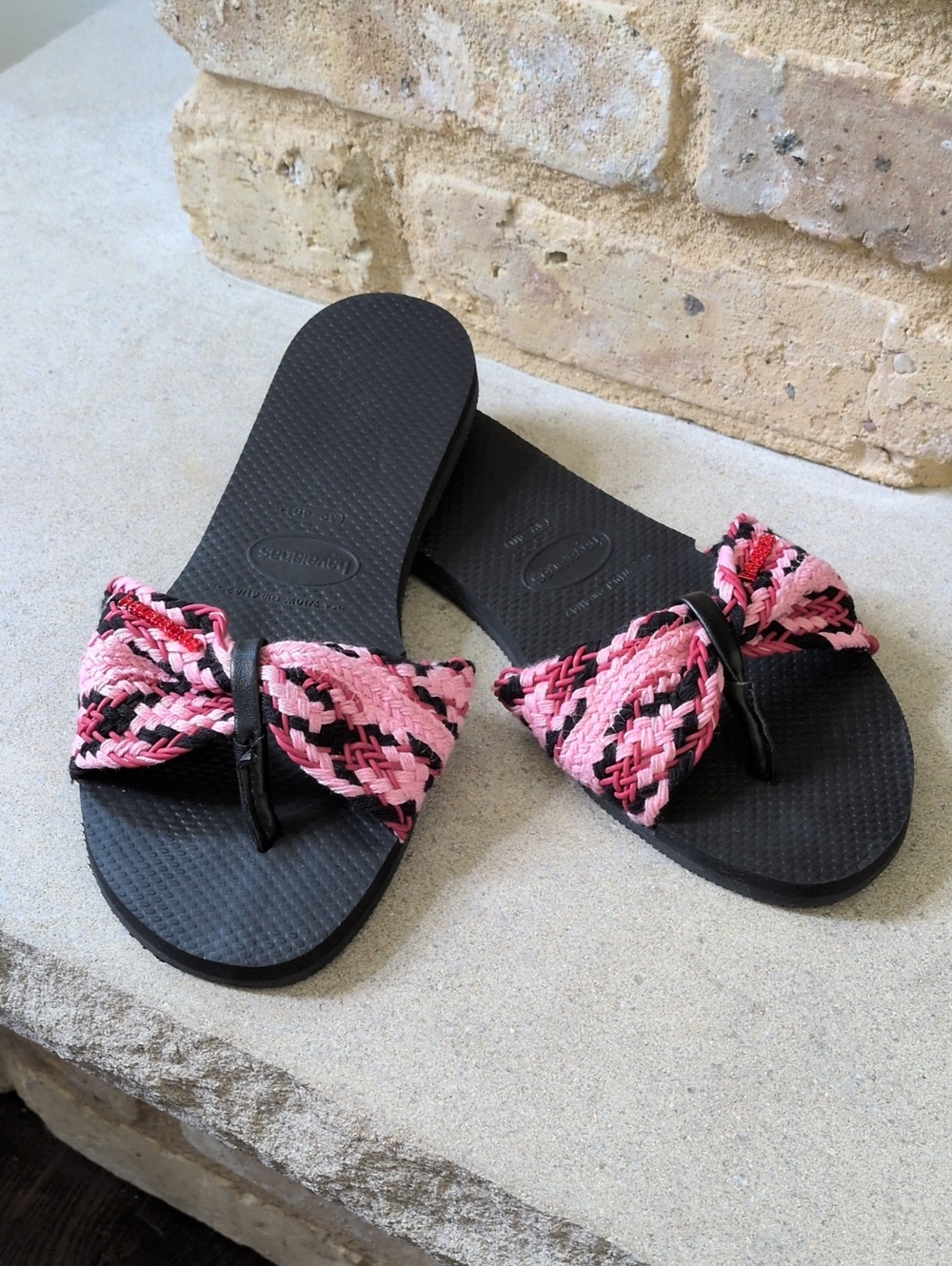 HAVAIANAS I You St. Tropez Black Flip Flop Slide Sandals w/Pink Woven Bows, 9/10